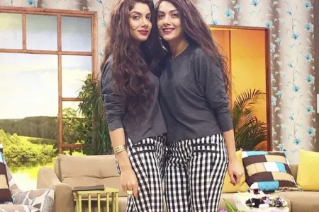 Sevil və Sevinc anaları ilə - – FOTOLAR