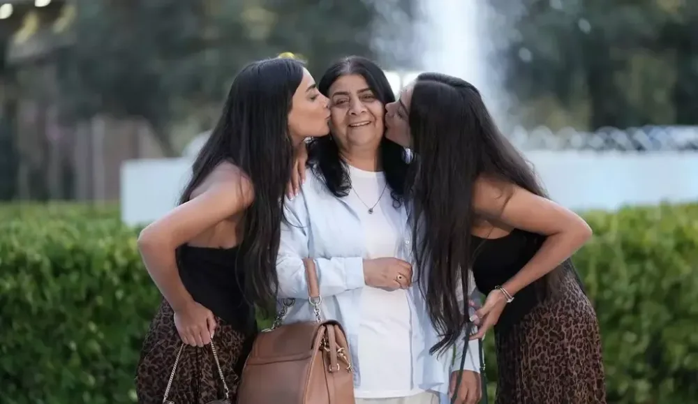 Sevil və Sevinc anaları ilə - – FOTOLAR