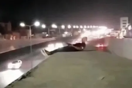Gecə körpüyə çıxıb intihar etmək istədi - Video
