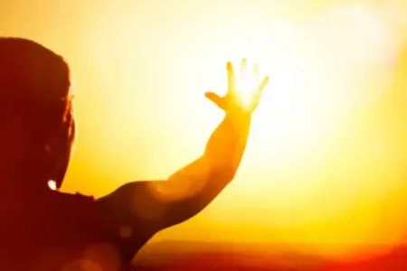 Dermatoloqdan xəbərdarlıq: Yayda bunları etməyin!