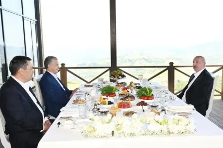 Prezidentlərin Şuşada qeyri-rəsmi naharı oldu