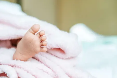 Cütlük yeni ev almaq üçün körpəsini satışa çıxarıb