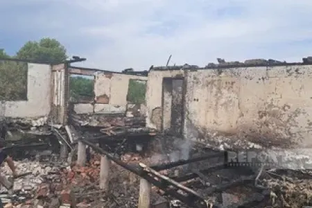 3 ailənin yaşadığı ev yanaraq külə döndü