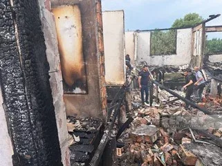 3 ailənin yaşadığı ev yanaraq külə döndü