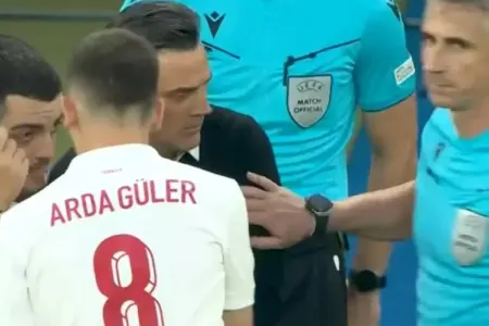 Türkiyə matçında hakimdən skandal əl hərəkəti - – FOTO