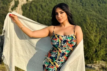 Əməkdar artist Cıdır düzündə poza verdi - FOTO