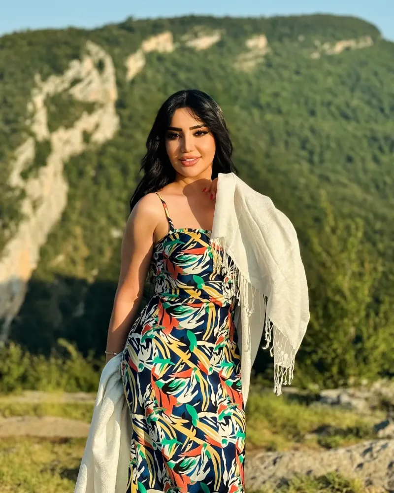 Əməkdar artist Cıdır düzündə poza verdi - FOTO