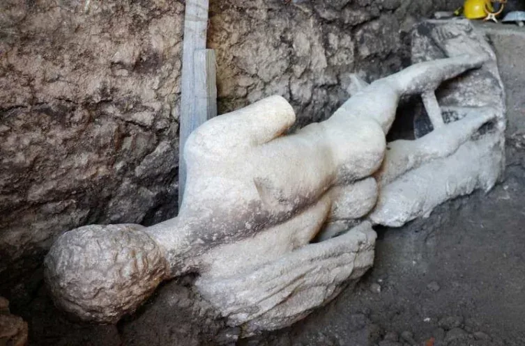 Kanalizasiyadan yunan tanrısının heykəli çıxdı - Foto