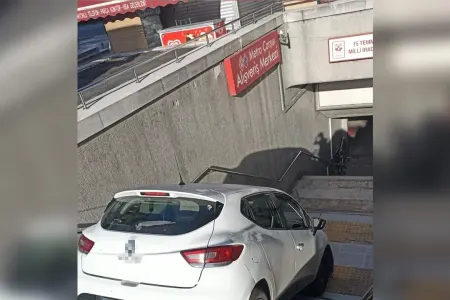 Avtomobil idarəetmədən çıxıb - metroya girdi..