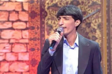 Qızın səhnədə Balaəliyə etdiyi hərəkət gündəm oldu - VİDEO