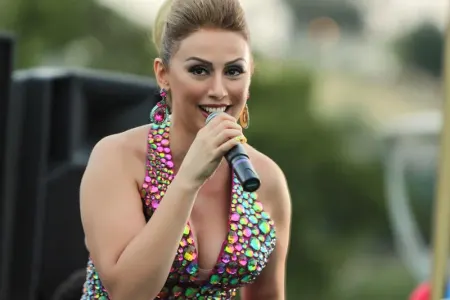 Roza səhnədə - AĞLADI - VİDEO