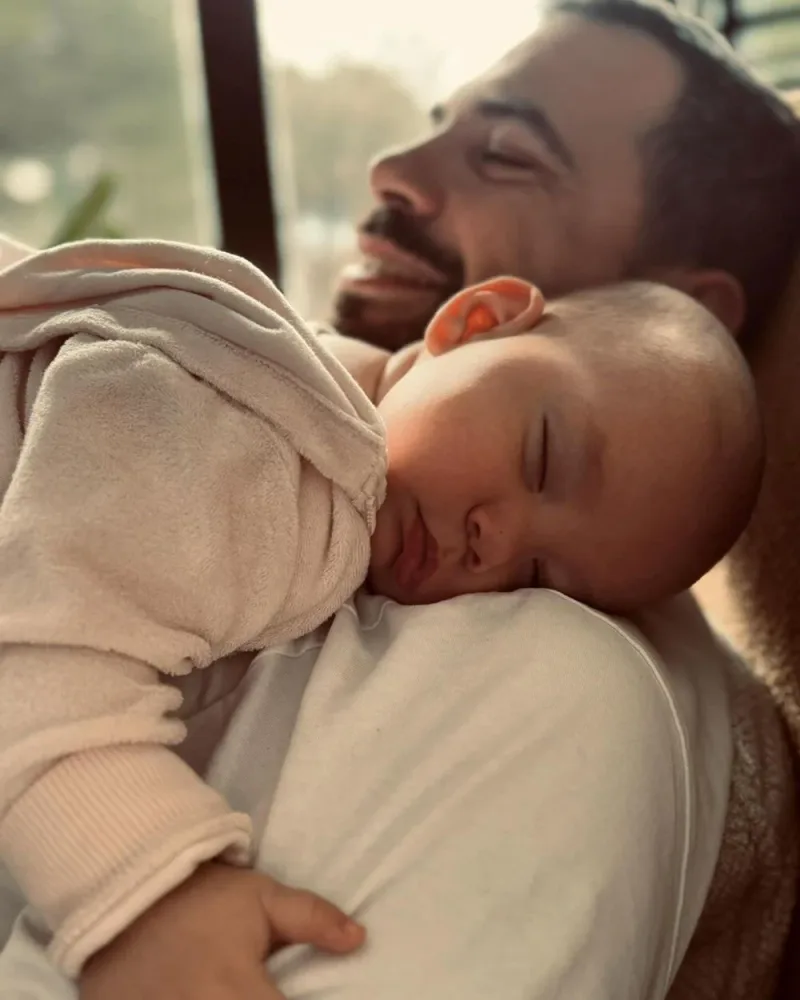 Aslı Enver və qızı çimərlikdə əyləndi