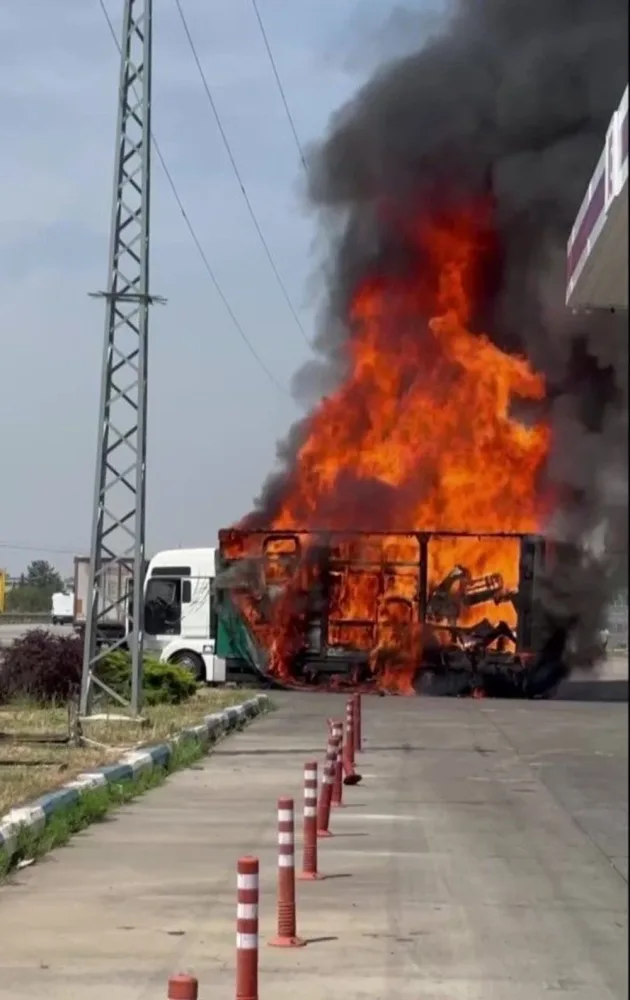 Mebellə dolu yük maşını yandı - FOTO