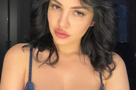 Aparıcı ilə şəxsi mesajlarını yayan müğənni cəzalandırıldı