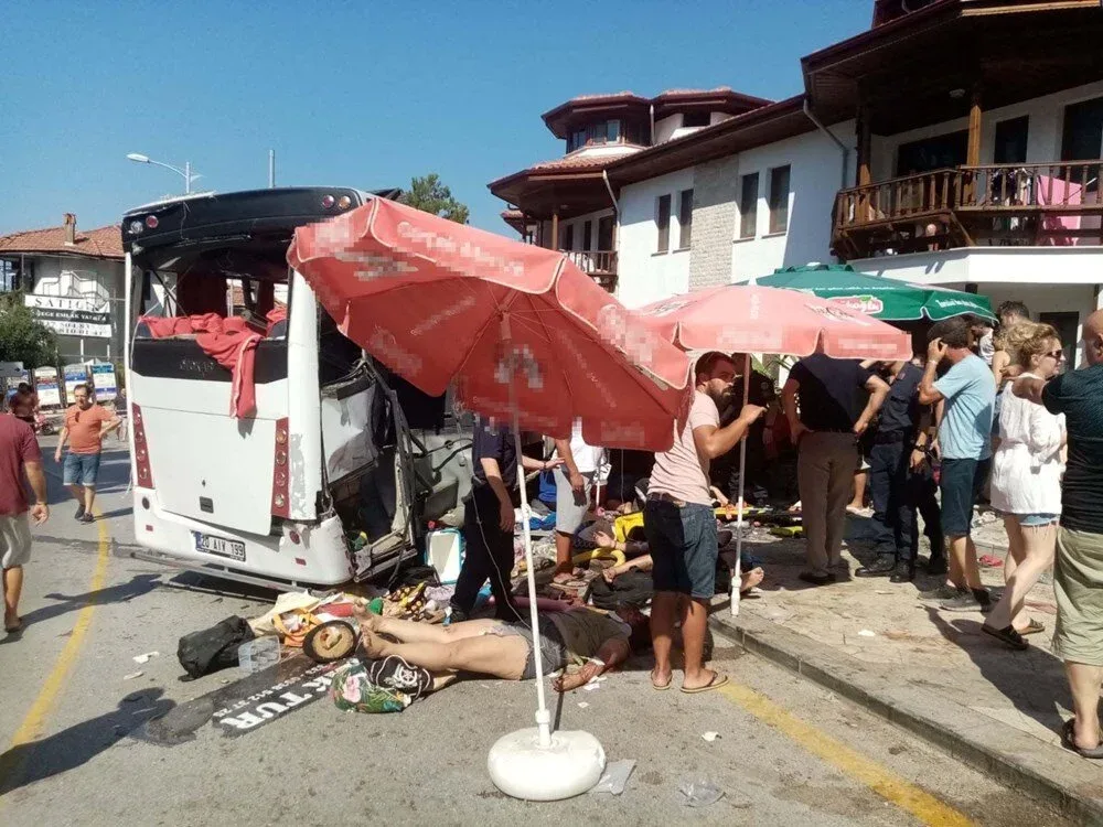 Tur avtobusu qəza törətdi: - 1 ölü, 32 yaralı