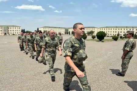 Yeni gələn çağırışçıların hərbi hissələrdə qəbulu davam edir