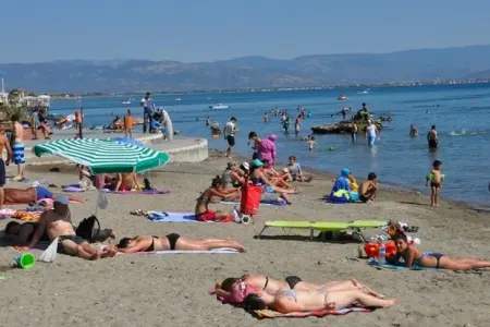 66 yaşlı kişi görün nəyə görə TUTULDU - Çimərlikdə qadınların...