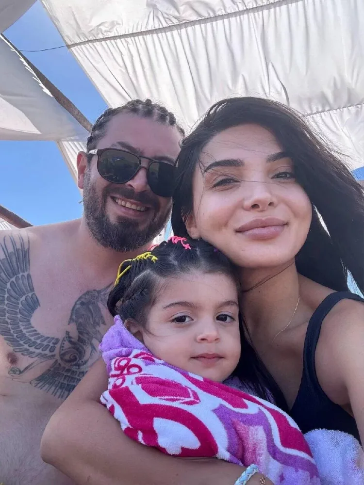 "Qurd" və həyat yoldaşının çimərlik - FOTOLARI