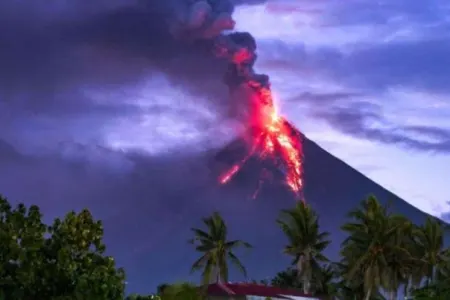 Etna vulkanı 6 kilometr yüksəkliyə kül püskürdü