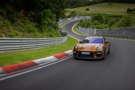 Yeni Porsche Panamera-dan - rekord