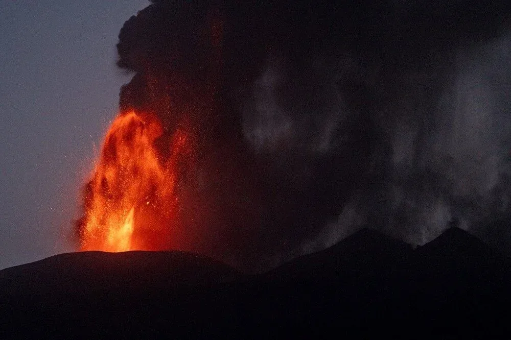 Etna dağı lava və kül püskürdü - FOTO