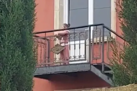 Bağçaya əmanət edilən uşaq TƏHLÜKƏ ALTINDA - Ürək sızladan GÖRÜNTÜLƏR