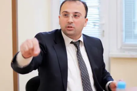 “Məhərrəm ayı niyə müqəddəs sayılsın ki?” - – Elşad Miri
