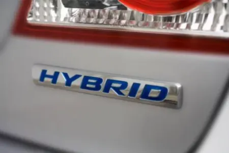 Ölkəyə gətirilən hibrid avtomobillərin sayı və qiyməti artıb