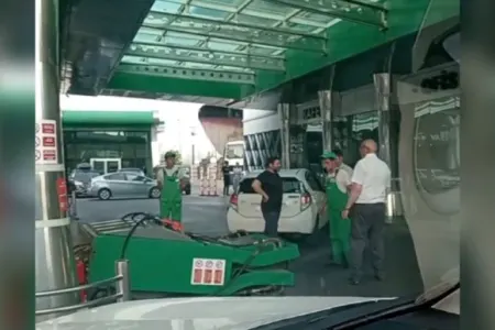 Diqqətsizlik edən sürücü yanacaq kalonkasını yerindən qopardı - VİDEO