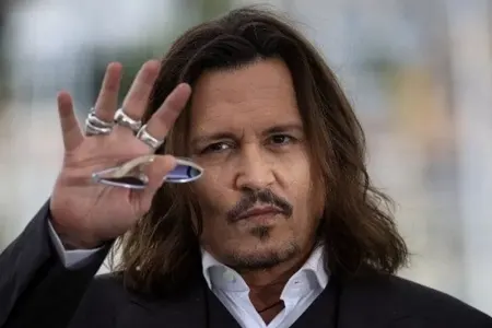 Conni Deep sənət əsərlərini təqdim etdi