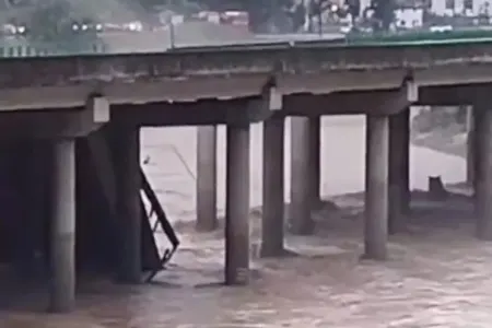 Çində körpü uçdu: - ÖLƏNLƏR VAR