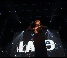 Əməkdar artistin toy paltarı gündəm oldu - FOTO