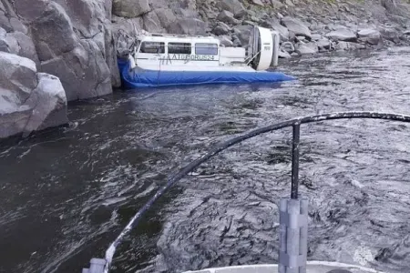 Rusiyada insanların olduğu qayıq qayaya çırpılıb - – Ölən var
