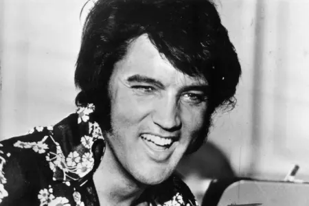 Elvis Preslinin satılan əşyaları saxtadır?