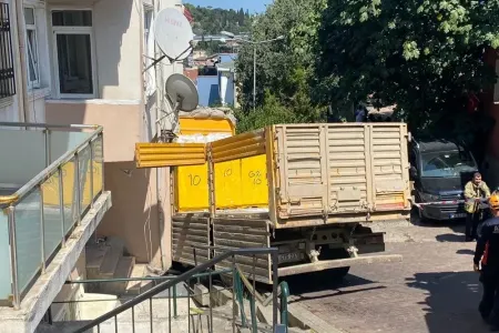 Yük maşını binaya çırpıldı: - Mənzil boşaldıldı
