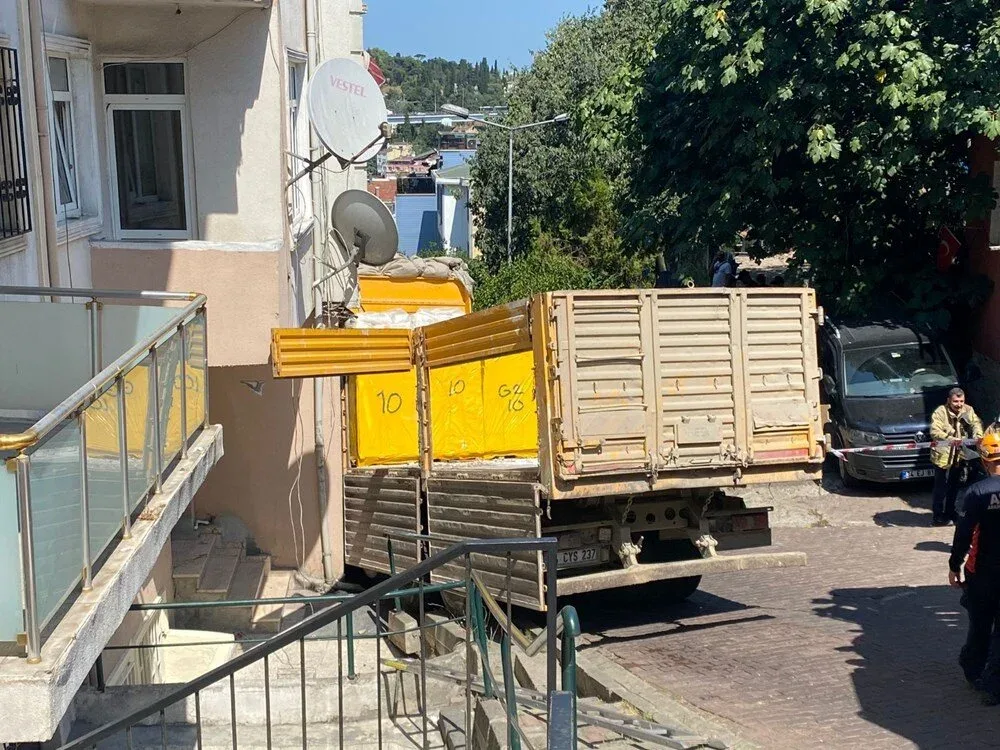 Yük maşını binaya çırpıldı: - Mənzil boşaldıldı
