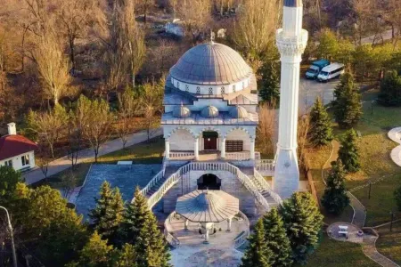Məscidi yandırmağa hazırlaşan iki nəfər tutuldu