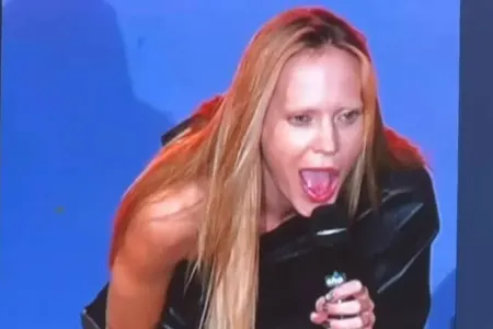 Qlukozanın səhnədəki biabırçı çıxışı - QALMAQAL yaratdı – VİDEO