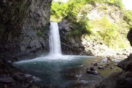 Azərbaycanda müəllim şəlalədən yıxılıb öldü