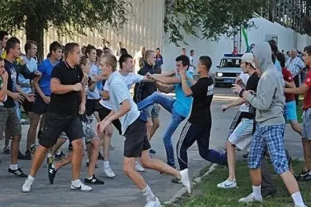 Miqrantlarla sakinlər arasında - KÜTLƏVİ DAVA