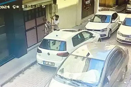İstanbulda naməlum şəxs insanlara hücum etdi - ölən və yaralananlar var