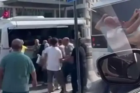 Mikroavtobus sürücüsü tıxacda - DÖYÜLDÜ