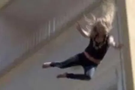 Qadın özünü binadan atdı