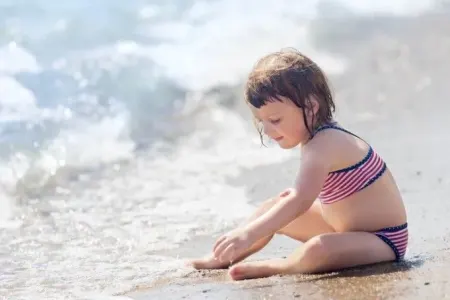 Hansı uşaqlar günəş vannası qəbul etməməlidir? - – Həkim izah edir