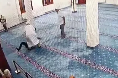Məsciddə özünü bıçaqlamaq istədi.. - VİDEO