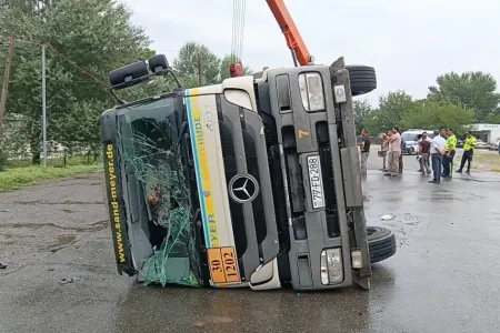 Yanacaq daşıyan maşın aşdı - yaralılar var - FOTOlar