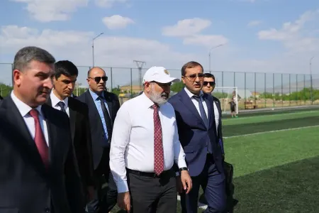 Paşinyan sərhəddəki gömrük məntəqəsinə getdi