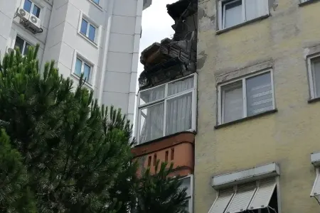 4 mərtəbəli binanın eyvanı çökdü