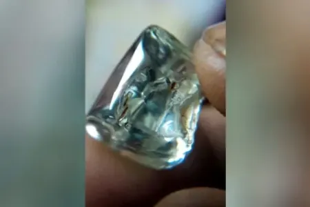 Borc içində batan işçi 100 min dollar dəyərində almaz tapdı