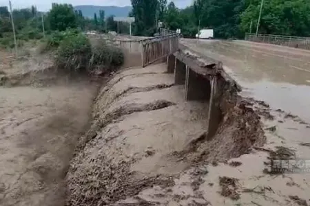 Qubada sel körpünü uçurdu, 6 kəndlə əlaqə kəsildi